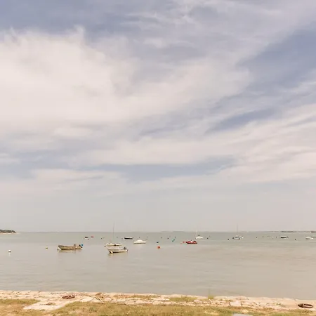 Pierre & Le De La Rade Apart Otel Île dʼAix