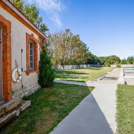 Pierre & Le De La Rade Île dʼAix